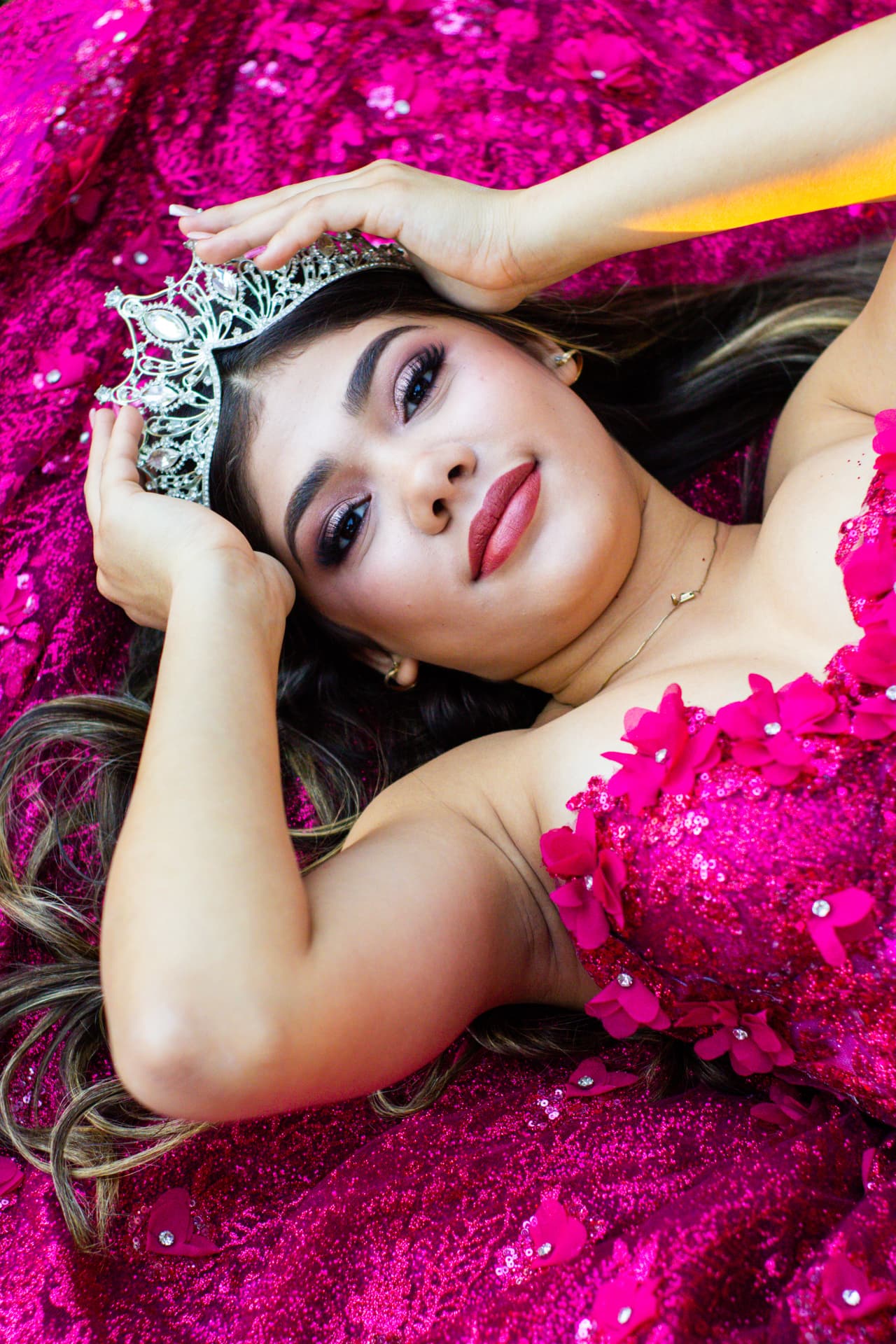 Debutante com tiara de cristais em retrato fotografado por Rick Cardozo
