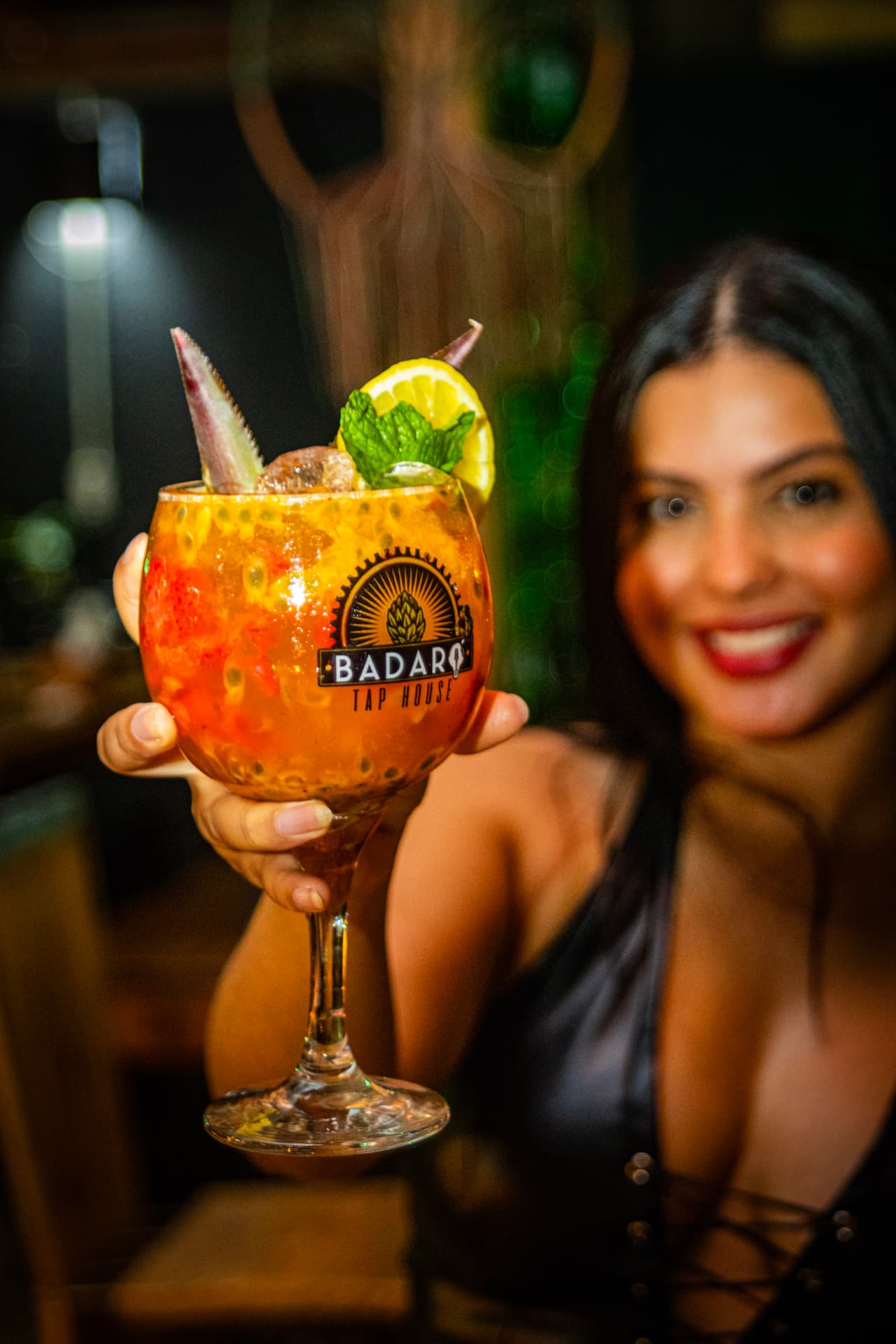 Drink de maracujá do Badaró Tap House sendo servido