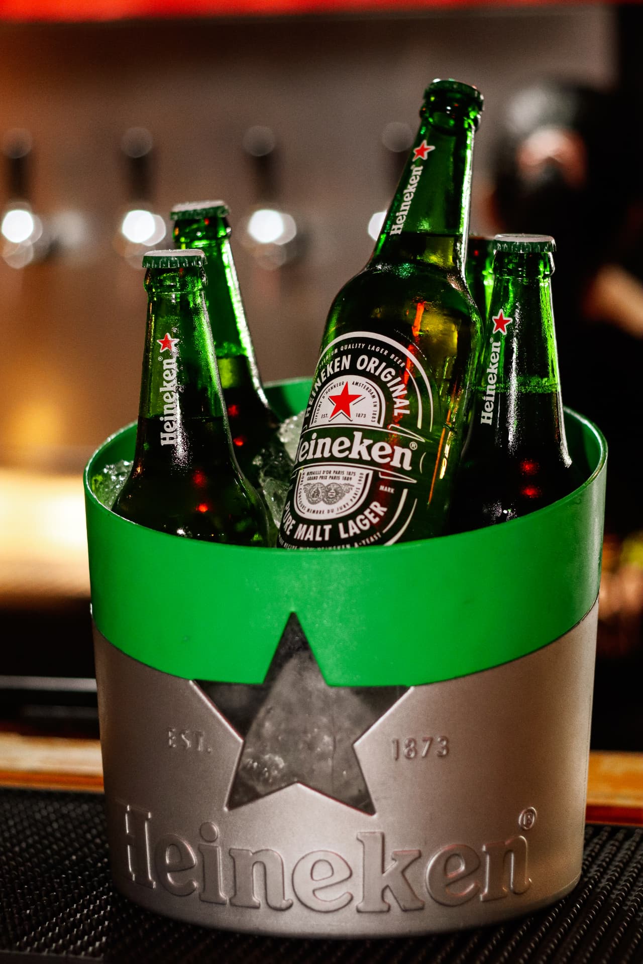 Balde de cervejas Heineken geladas no bar